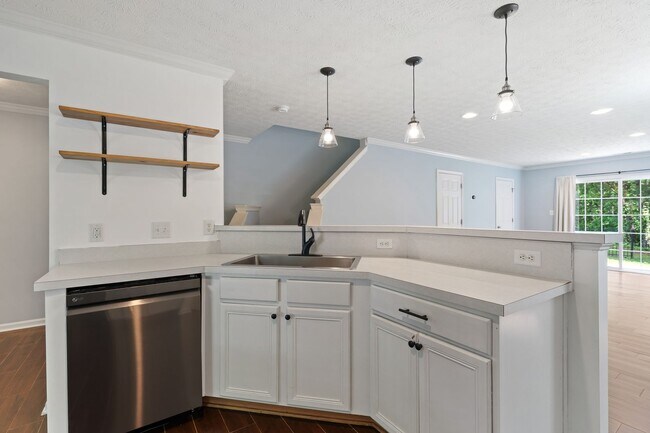 Building Photo - Price Reduced! Available Now: 3bd/2.5ba End-Unit Townhouse Off Highway 70 in Durham!