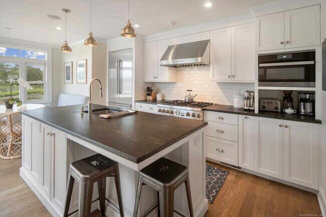 Foto del edificio - 25 Channel Ave