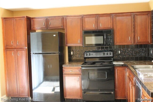 Building Photo - 16438 Claremont Dr