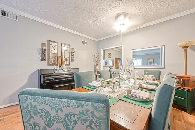 Foto del edificio - 7700 Creekbend Dr