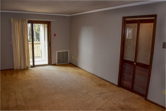 Building Photo - 495 Vincellette St