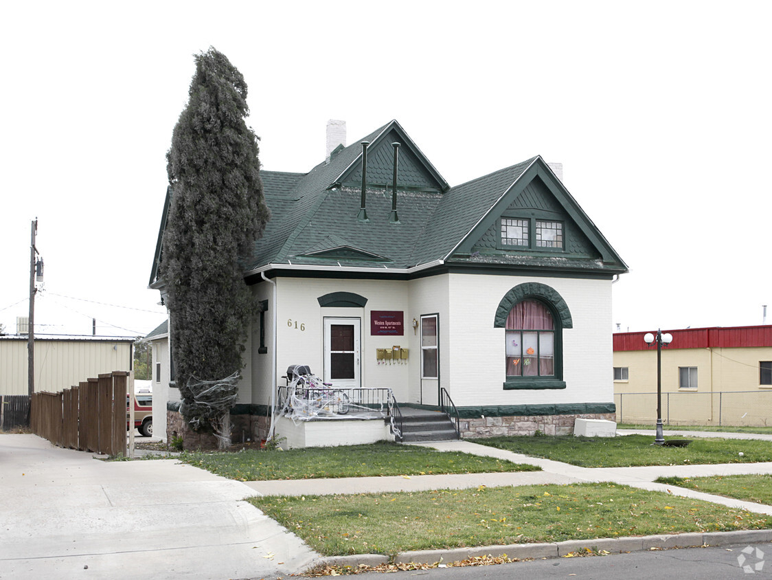 Primary Photo - Western Apartments