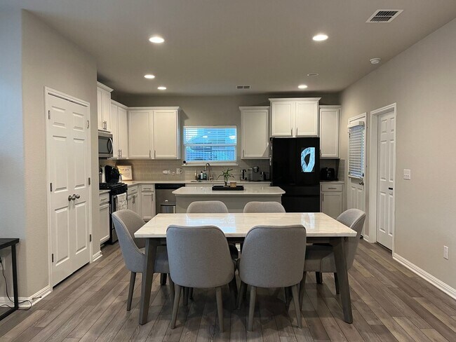 Foto del edificio - $3,550 - 4 Bed  / 3.5 Bath  New Build Sing...