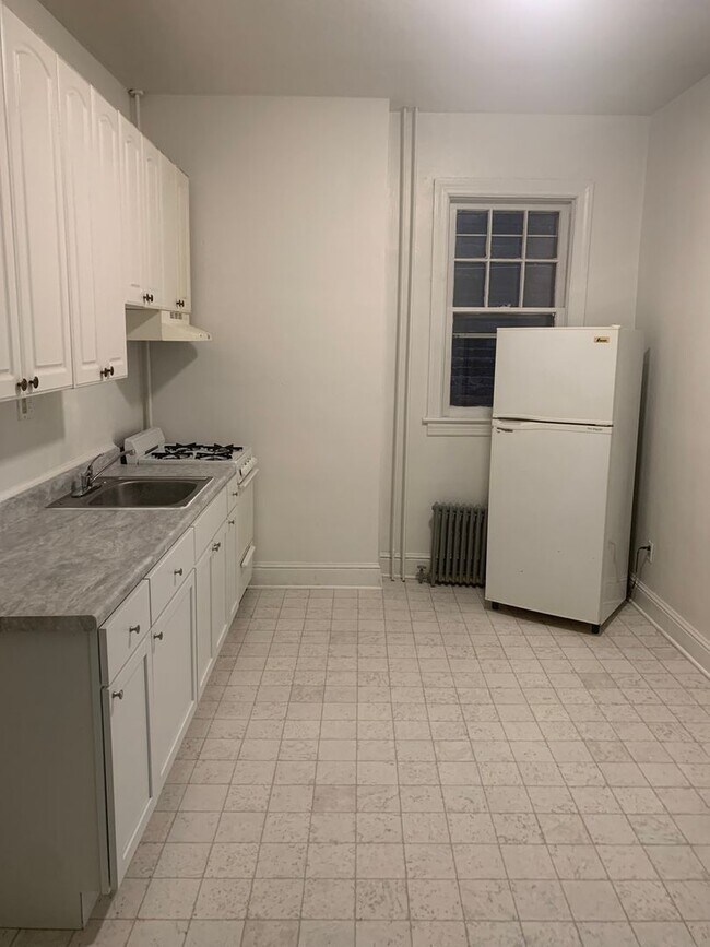 Building Photo - Available Now! 1st Floor 1 Bedroom-Downtow...