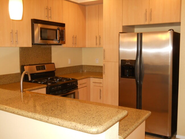 Foto del edificio - Beautiful 2 bedroom 2 bath town home plus ...