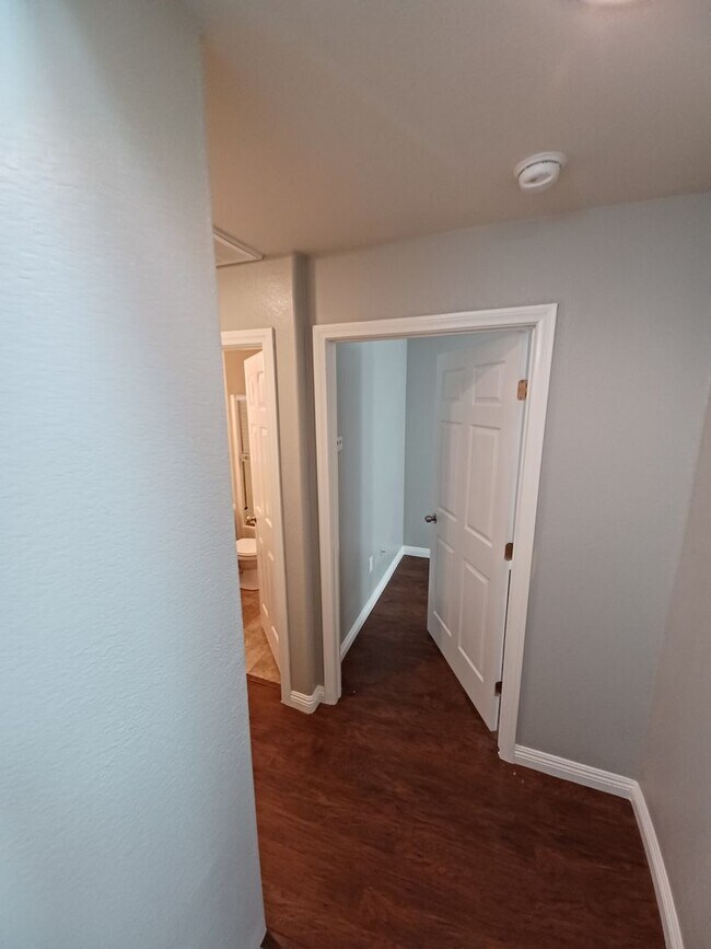 Foto del edificio - Spacious Tri-Level Home with 4 Bedrooms & ...