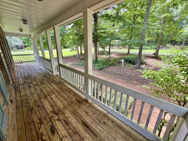 Building Photo - 362 River Point Dr