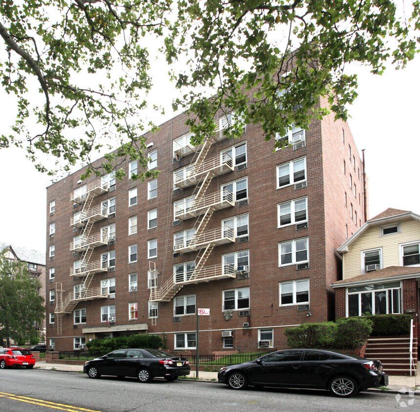 Foto del edificio - 9205 Ridge Blvd