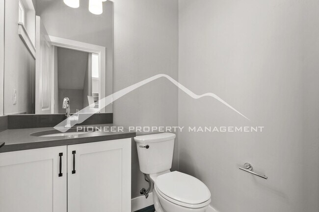 Building Photo - Fantastic Townhome with Rooftop Balcony an...