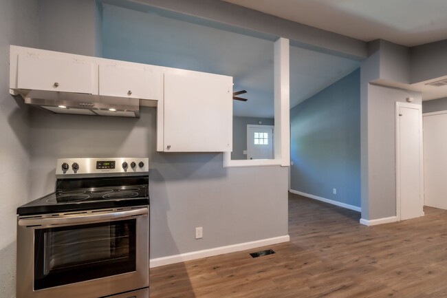 Building Photo - Newly Renovated 3bed 2bath