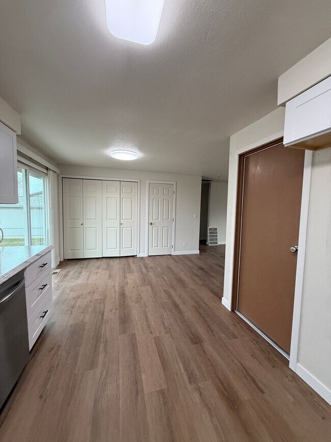 Building Photo - 1206zi-S