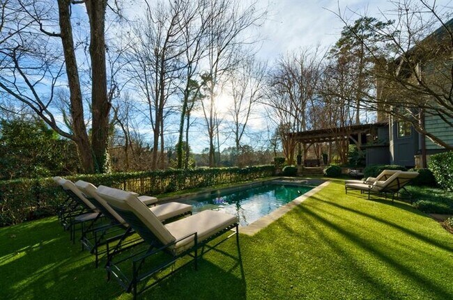 Foto del edificio - 1224 Peachtree Battle Ct NW