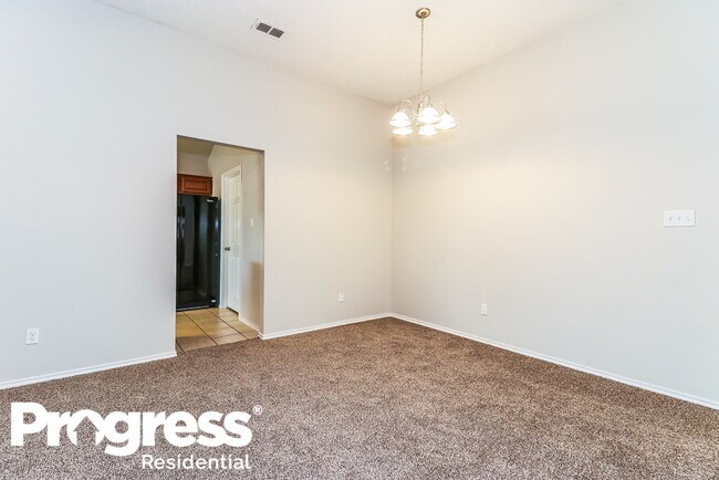 Building Photo - 3940 Silver Springs Dr
