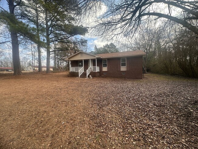 Building Photo - Charming 3 Bedroom Home