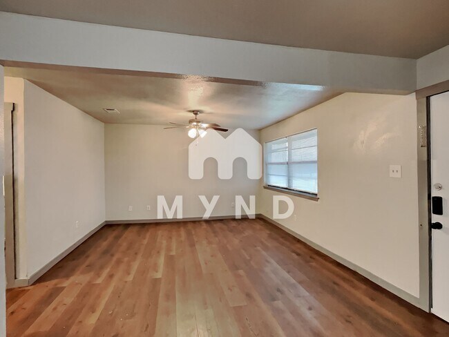 Building Photo - 624 E 3rd St Apt 308