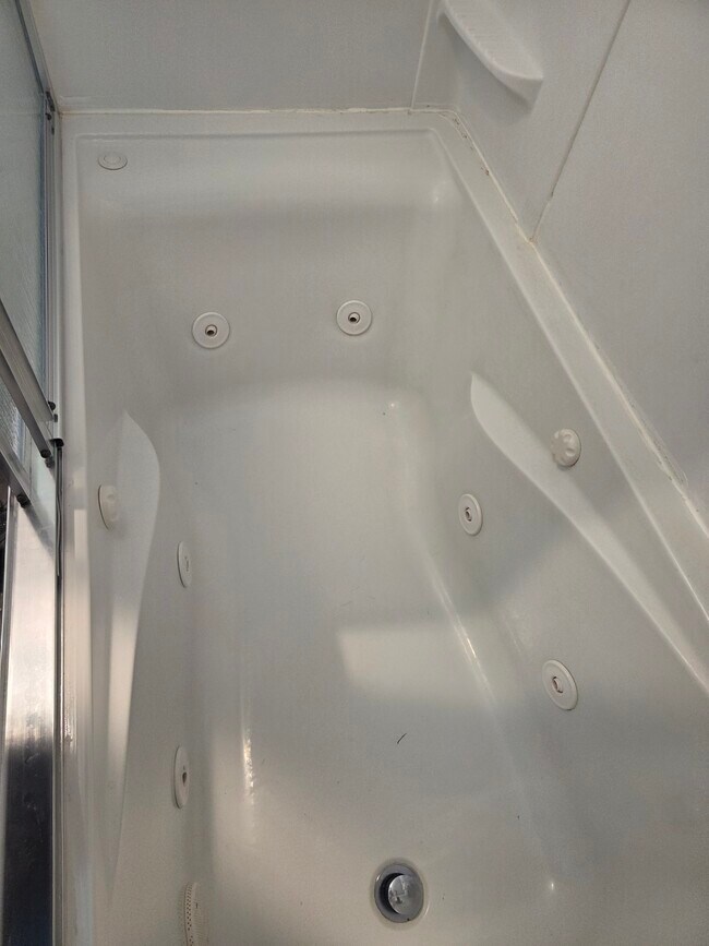 Bañera de hidromasaje con calentador - 117 Arlington Ave
