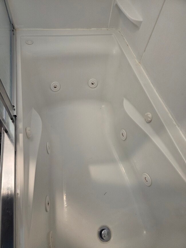 Whirlpool Jet Tub with Heater - 117 Arlington Ave