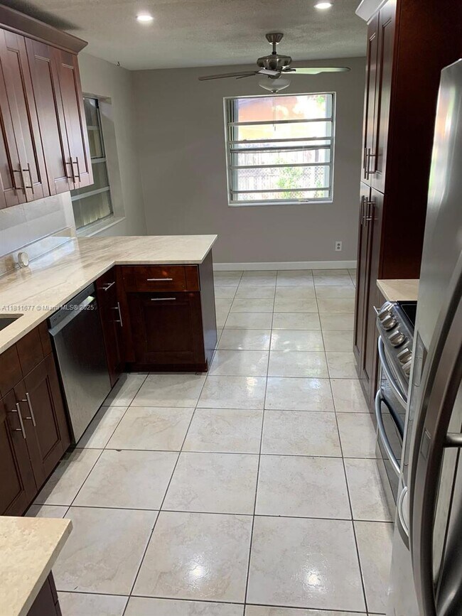 Foto del edificio - 6535 SW 8th Pl