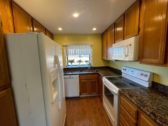 Building Photo - Beautiful Perfect Shape Top Story Condo in...