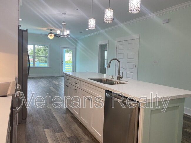 Building Photo - 127 E 5th St