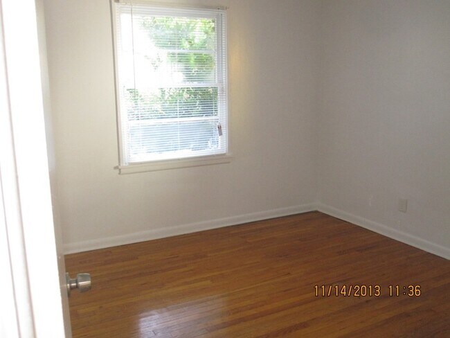 Building Photo - Beautiful single Family with Huge front yard