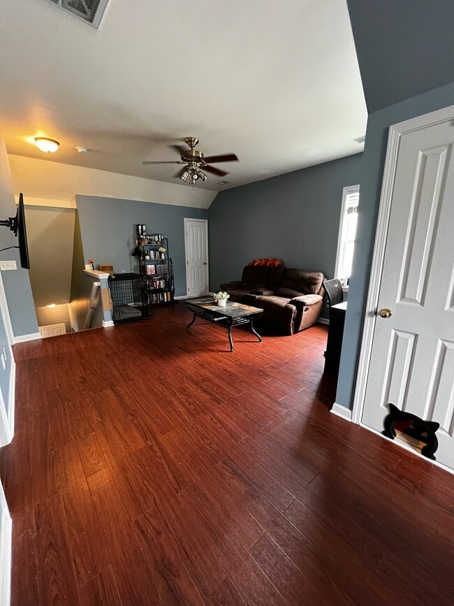 Building Photo - 307 Pimpernel St