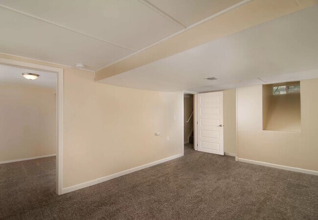 Building Photo - GREAT LOCATION!! Beautifully remodeled bun...