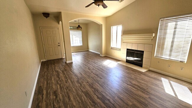 Building Photo - Newly Updated Home in SW Bakersfield