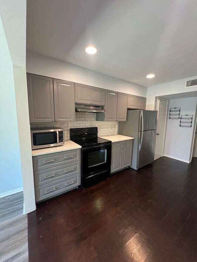 Foto del edificio - 3 Bedroom Condo Available Now