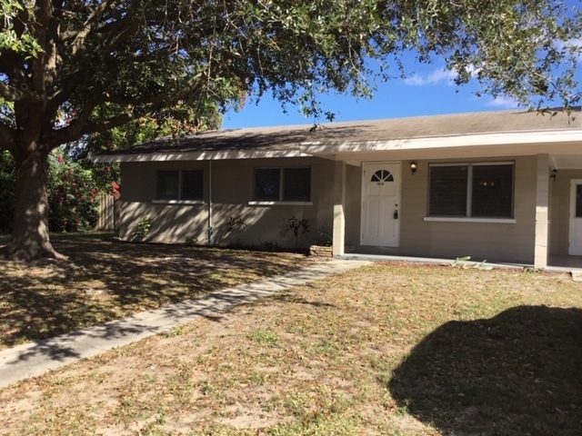 Building Photo - Spacious 4/1! Available Now!