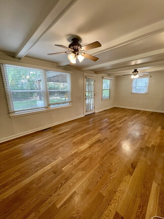 Foto del edificio - 7147 Cherokee Dr