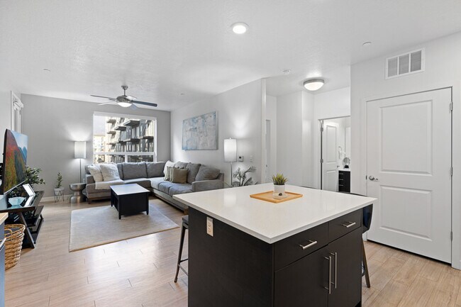 Building Photo - 489 E 400 S