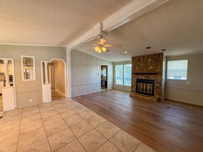 Foto del edificio - 3 bedroom 2 bath mobile home with tons of ...