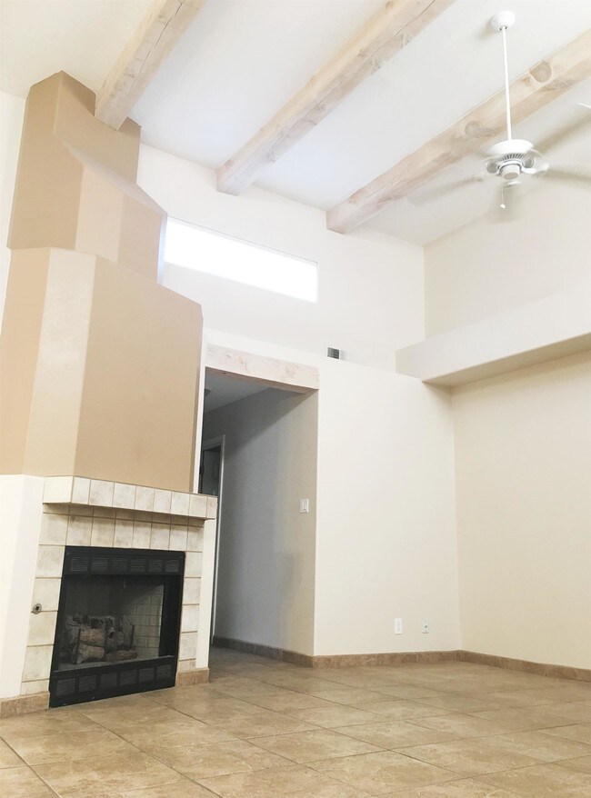 Building Photo - 521 Ortiz Dr NE