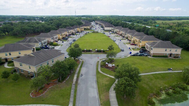 Building Photo - Elegant condo located in St. Cloud. This 2 bedrooms 2 baths unit has a 1 car garage