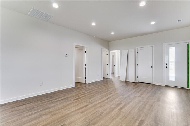 Foto del edificio - Beautiful Four Bedroom, Two Bathroom