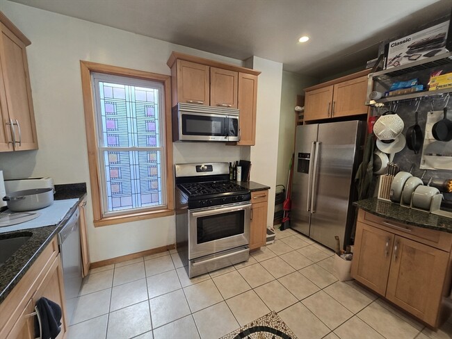 Building Photo - 28 Bardwell St