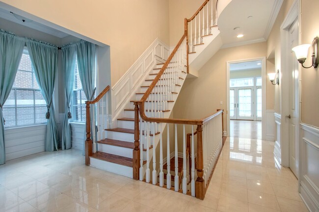 Building Photo - 203 Heights Ln