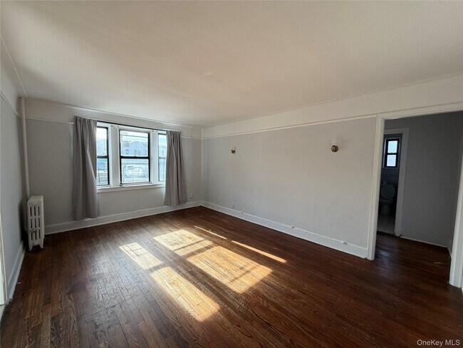 Foto del edificio - 107 Tibbetts Rd