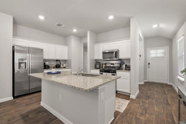 Foto del edificio - 14013 Heywood Dr