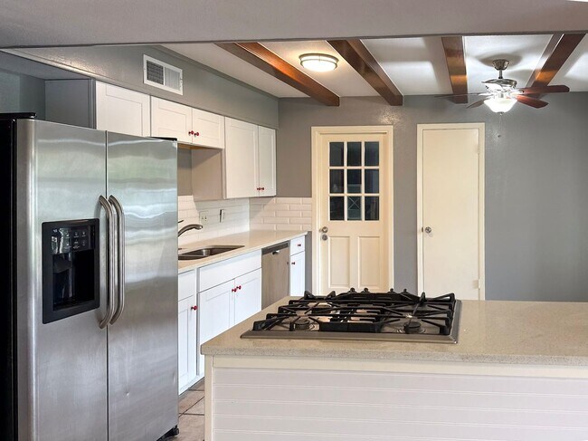 Foto del edificio - 3 Bedroom / 2 Bath / 2 Car Garage w/ a POOL!