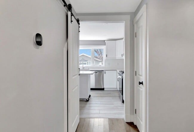 Building Photo - 10 Oak St