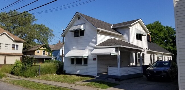 Building Photo - 3052 Sackett Ave