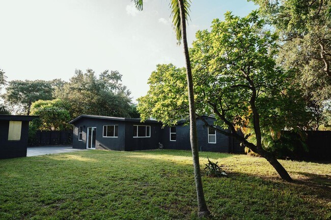 Foto del edificio - 801 NE 144th St