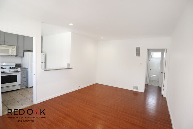 Building Photo - 3860 Mentone Ave