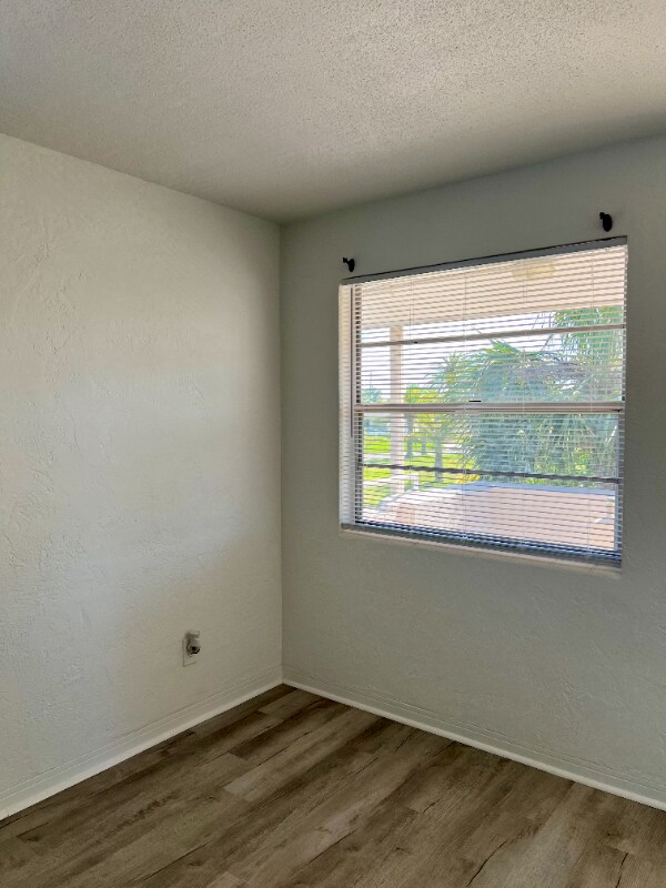 Foto del edificio - 2417 N Oleander Ave