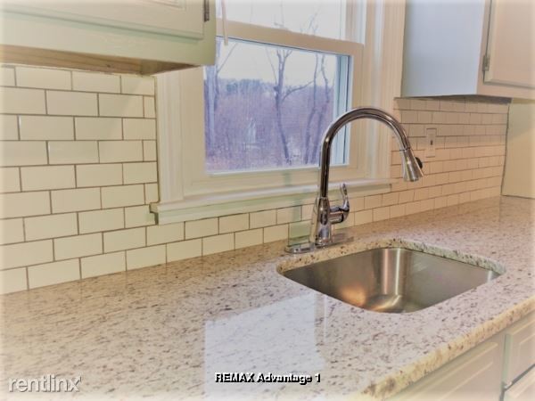 Building Photo - 2 br, 1 bath Townhome - 79 Brooks St