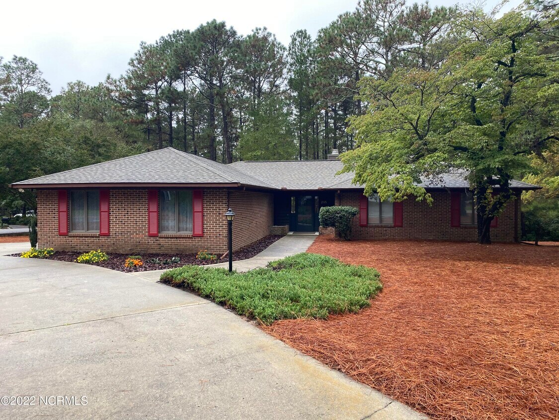 Foto principal - 285 Lake Forest Dr