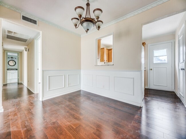 Building Photo - 5833 Sandhurst Ln