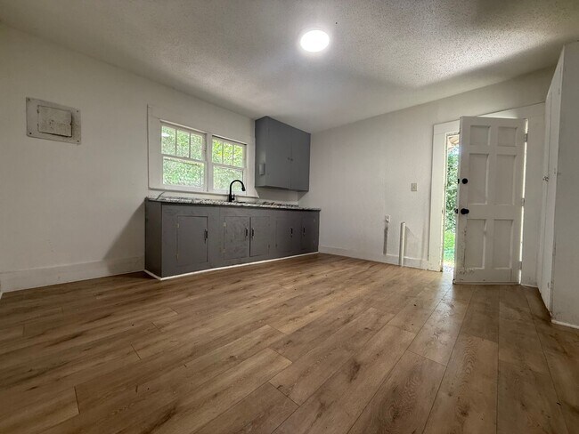 Foto del edificio - 3 Bedroom 1.5 Bathroom House in